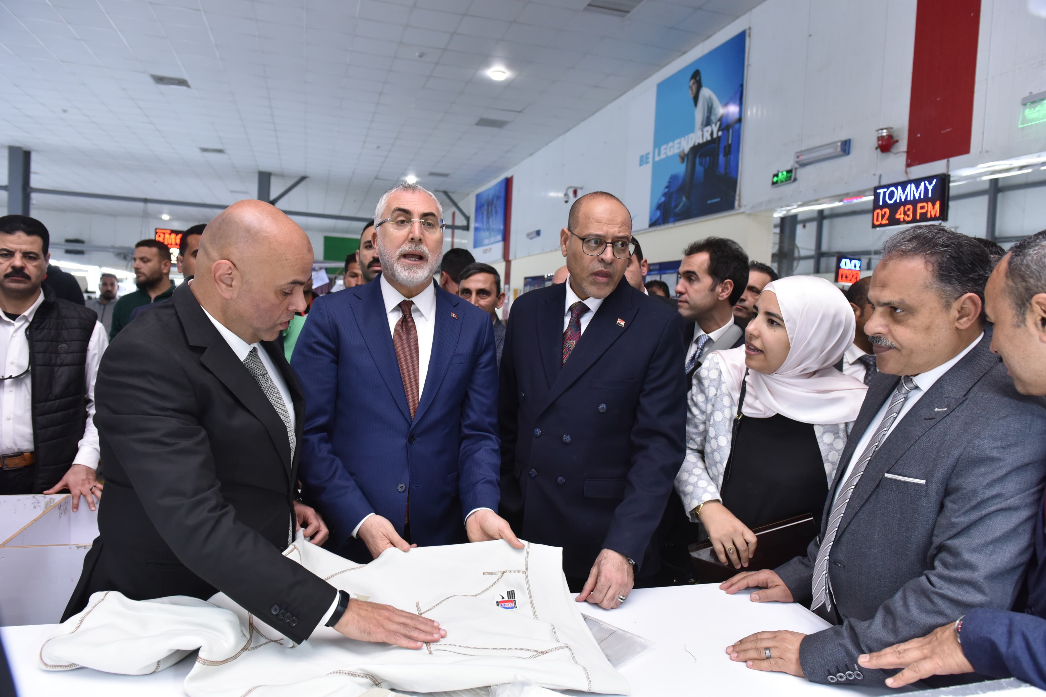 وزير العمل يصطحب نظيره التركي في زيارة إلى شركة بالعاشر من رمضان