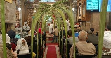 وسط أجواء روحانية.. كنيسة العذراء بحارة زويلة تحتفل بأحد السعف