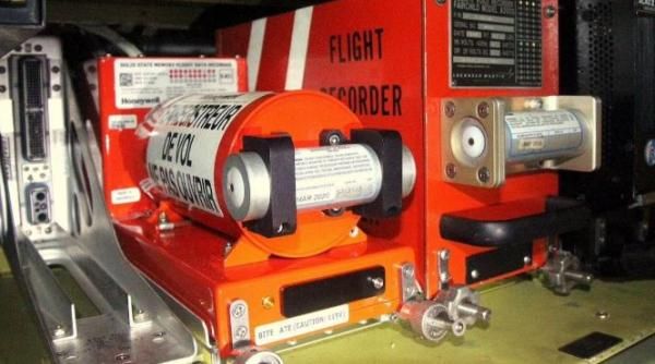 الامارات | أولاً لونه برتقالي وثانياً ليس صندوقاً .. ماذا تعرف عن "الصندوق الأسود" في الطائرات ؟