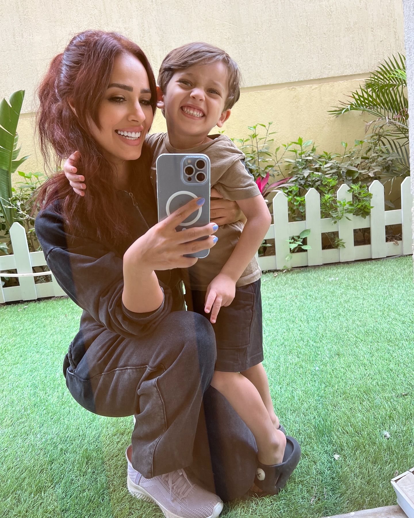 بالصور- رنا سماحة تحقّق انتصارًا قضائيًّا على طليقها وتعود مع طفلها إلى منزلها