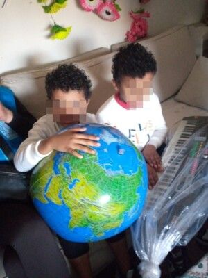 إعلاميون وممثلون ومتطوعون قاموا بمبادرة "ومكملين نحبكن" في إطار الأعياد المباركة