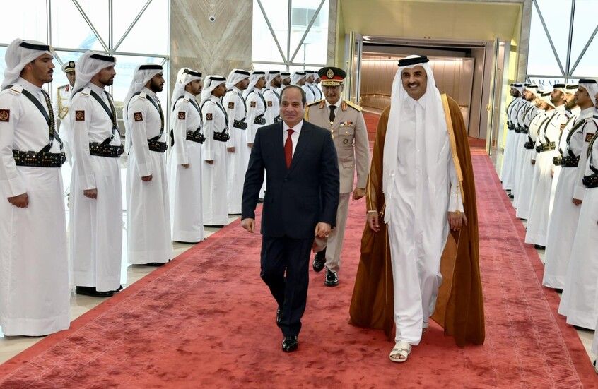 الخليج اليوم .. السيسي وأمير قطر يبحثان الأوضاع في غزة ويؤكدان رفضهما القاطع للتهجير