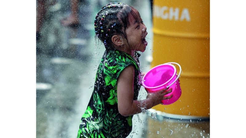 الامارات | مهرجانات المياه تغمر دولاً آسيوية بالمرح