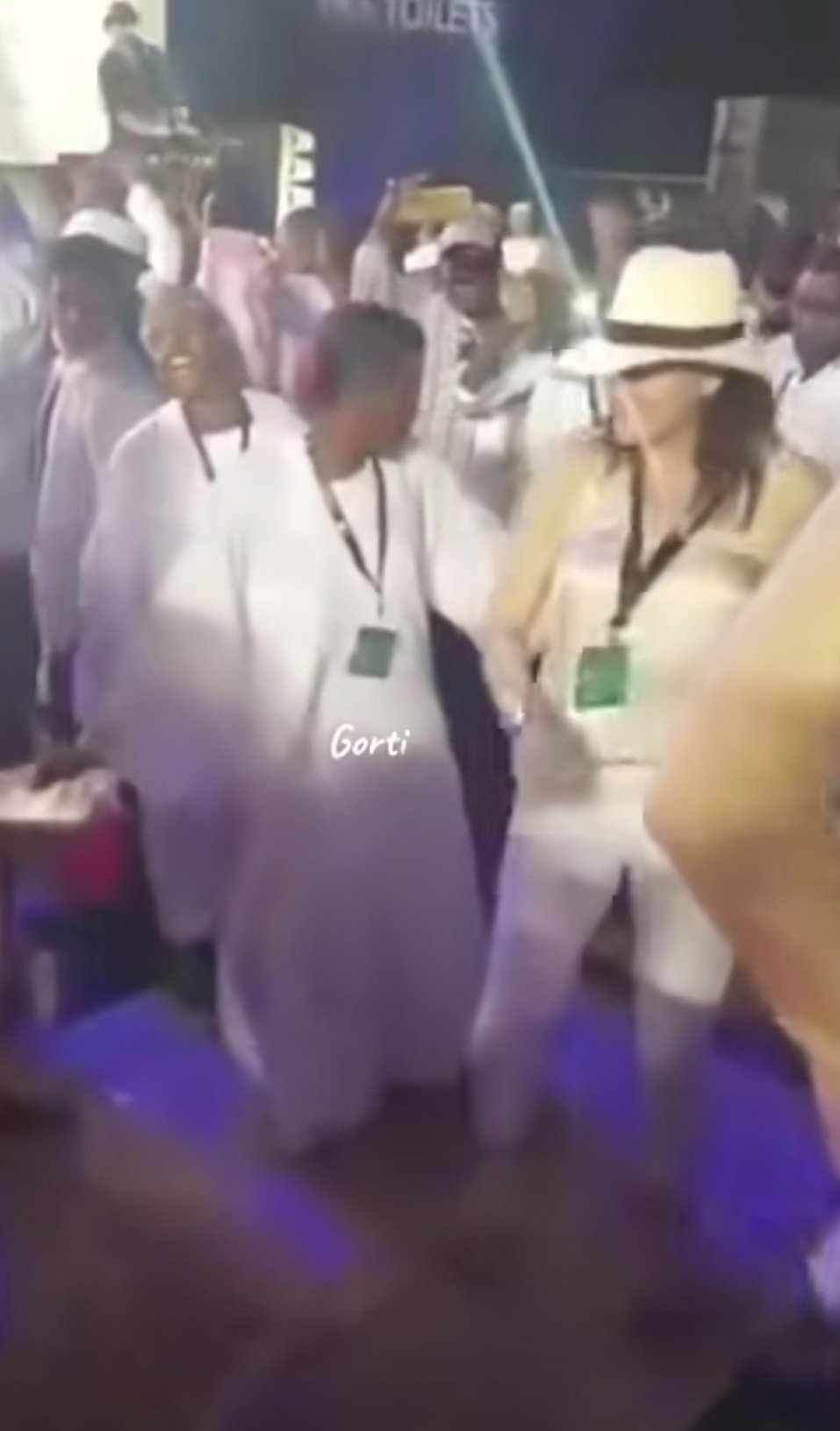 شاهد بالصورة والفيديو.. رجل سوداني يدخل في وصلة رقص فاضحة مع “خواجية” حسناء بالشارع العام والجمهور: (عاوز سوط عنج والجنقو مشوهين سمعة السودانيين)