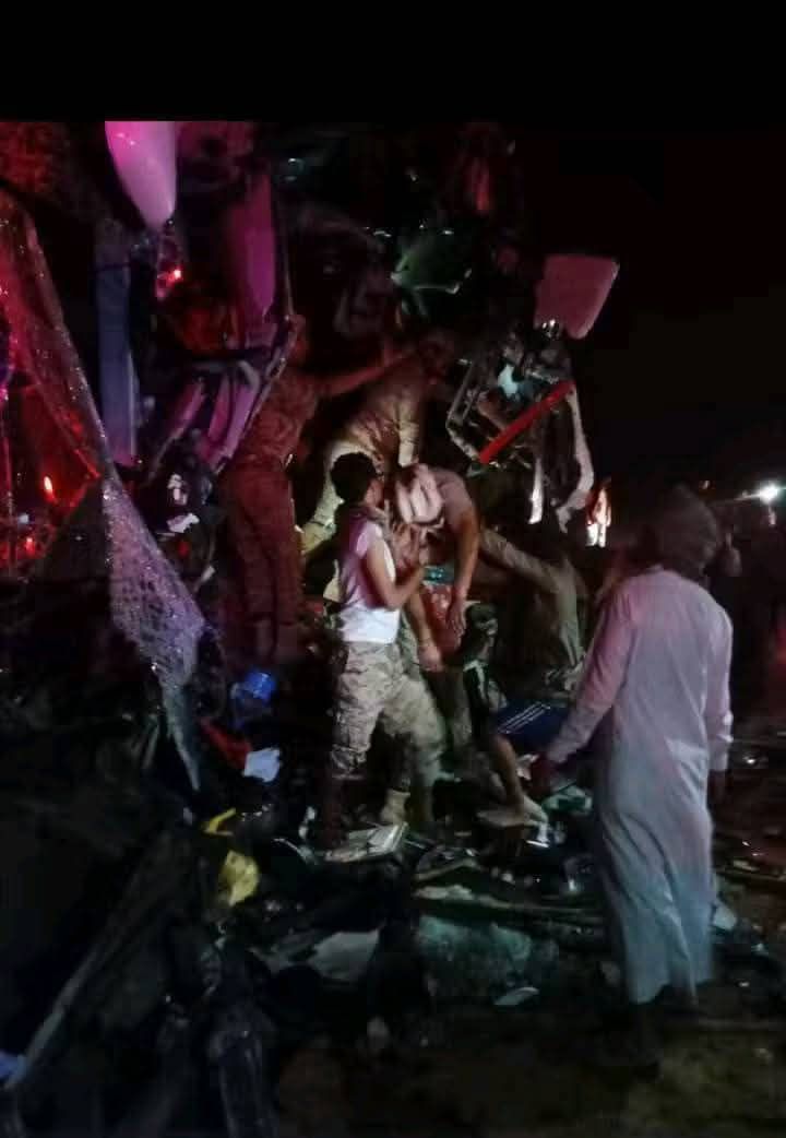 حادث مروري مروّع في العَبْر.. تصادم حافلتي ركاب وسقوط قتلى وجرحى