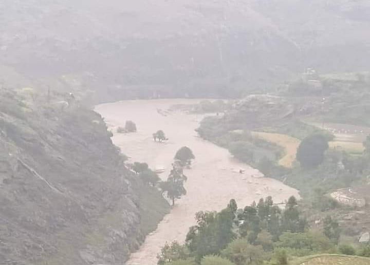 إب..سيول الأمطار تجرف 4 أشخاص من أسرة واحدة في منطقة "ميتم"