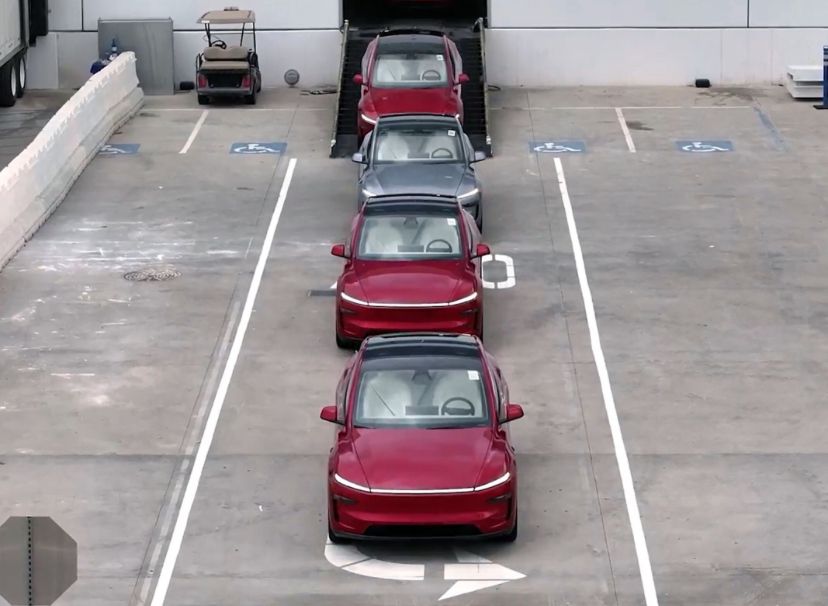 تكنولوجيا: Tesla تبدأ أولى تجارب القيادة الذاتية الكاملة بدون إشراف بإضاءة محيطية متعددة الألوان