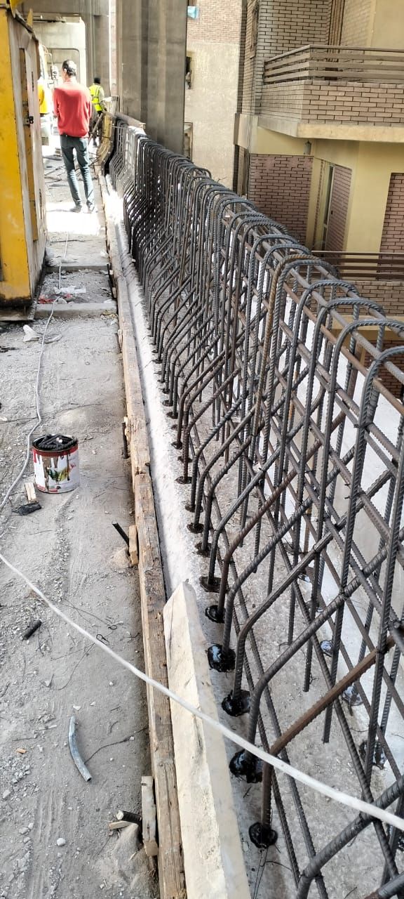 تركيب باكيات مفقودة وحواجز خرسانية بمحورى 26 يوليو وصفط اللبن.. صور