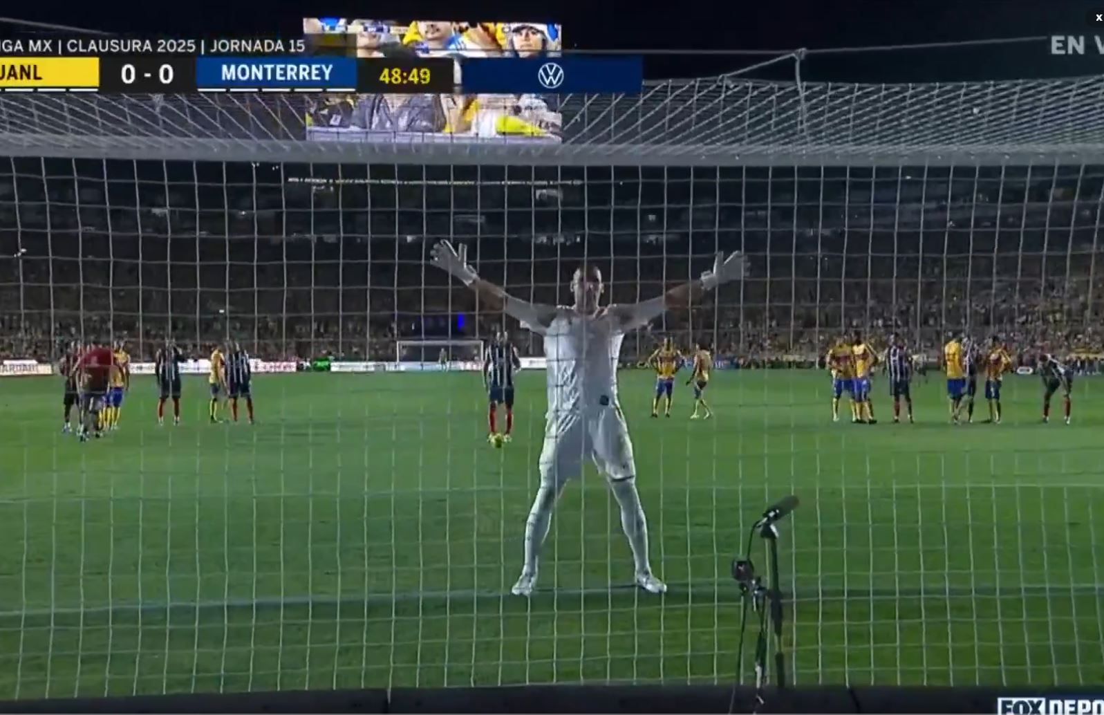 الامارات | حيلة ذكية من حارس مكسيكي أثناء تنفيذ راموس ضربة الجزاء.. هذه نتيجتها! (فيديو)