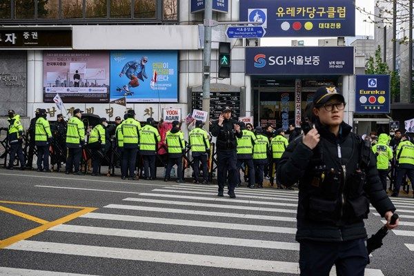 رئيس كوريا الجنوبية المعزول يون يحضر أولى جلسات محاكمته
