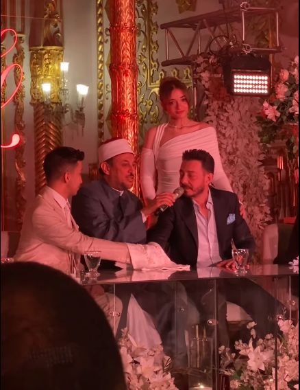 دموع الفرح تسيطر على عقد قران هشام جمال وليلى زاهر .. فيديو وصور