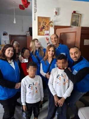 إعلاميون وممثلون ومتطوعون قاموا بمبادرة "ومكملين نحبكن" في إطار الأعياد المباركة