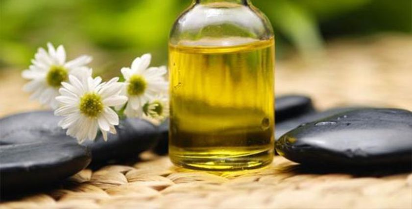 عادة هندية تتحول إلى «تريند».. تحذيرات طبية من استخدام زيت الخروع على السرة