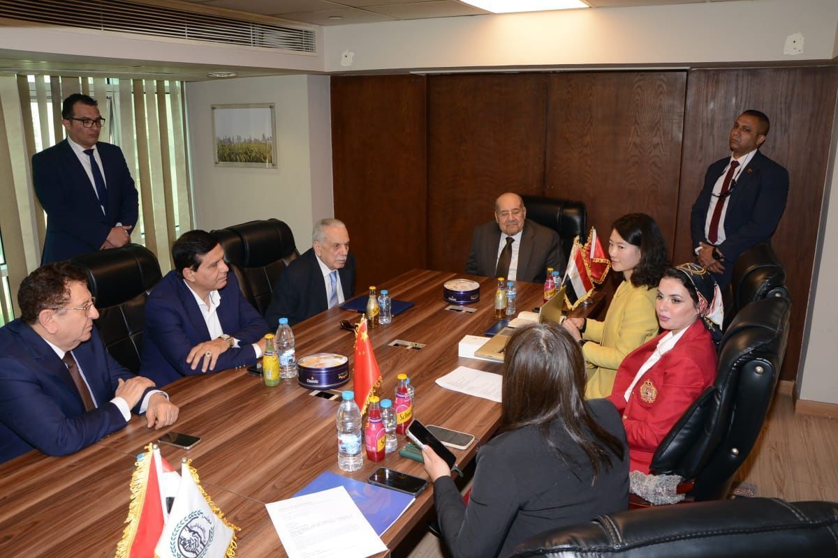 المستشار عبد الوهاب عبد الرازق يشهد توقيع المحكمة العربية للتحكيم بروتوكولا مع الصين