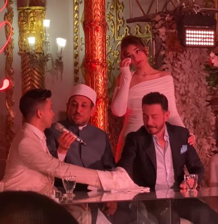 دموع الفرح تسيطر على عقد قران هشام جمال وليلى زاهر .. فيديو وصور