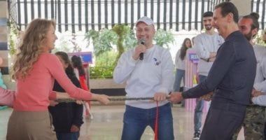 بشار الأسد وزوجته يلعبان "شد الحبل" في شوارع روسيا.. اعرف حقيقة الصورة