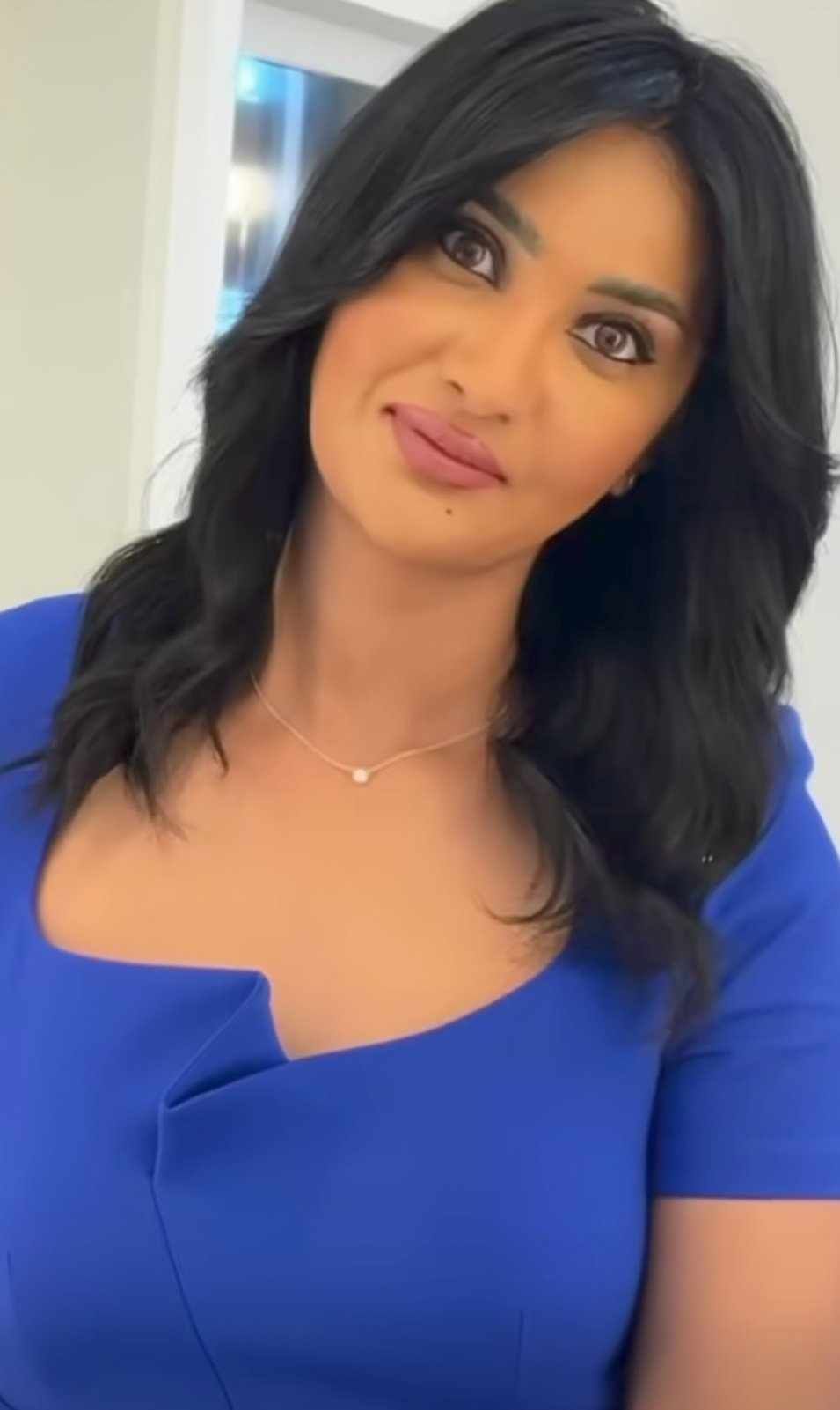 شاهد بالصورة والفيديو.. المذيعة تسابيح خاطر تستعرض جمالها بإطلالة ملفتة داخل أستوديوهات قناة “سكاي نيوز”