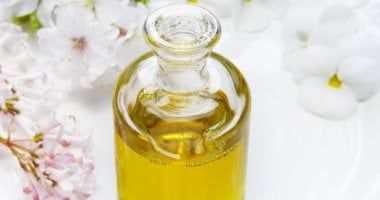 تريند زيت الخروع على السرة.. هل يقلل الانتفاخ بالفعل؟