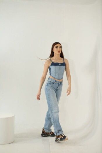 الجينز كما تراه ليلا بامبي .. قطعة خالدة تتجدّد بإبداع المصممين