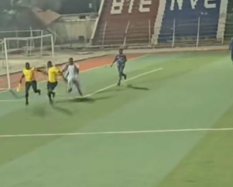 شاهد بالصورة والفيديو.. في لقطة كوميدية.. مشجع سوداني يطارد حكام إحدى المباريات داخل الإستاد ويجري خلفهم ورجل شرطة يتدخل وينقذ الموقف في اللحظة الأخيرة وساخرون: (جنون الليغا السودانية)