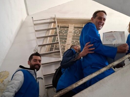 إعلاميون وممثلون ومتطوعون قاموا بمبادرة "ومكملين نحبكن" في إطار الأعياد المباركة