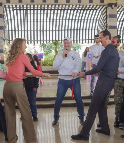 بشار الأسد وزوجته يلعبان "شد الحبل" في شوارع روسيا.. اعرف حقيقة الصورة