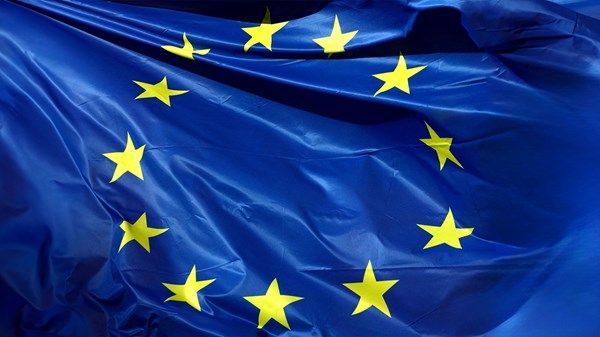 بروكسل تواصل تعليق إجراءاتها الجمركية ضد واشنطن