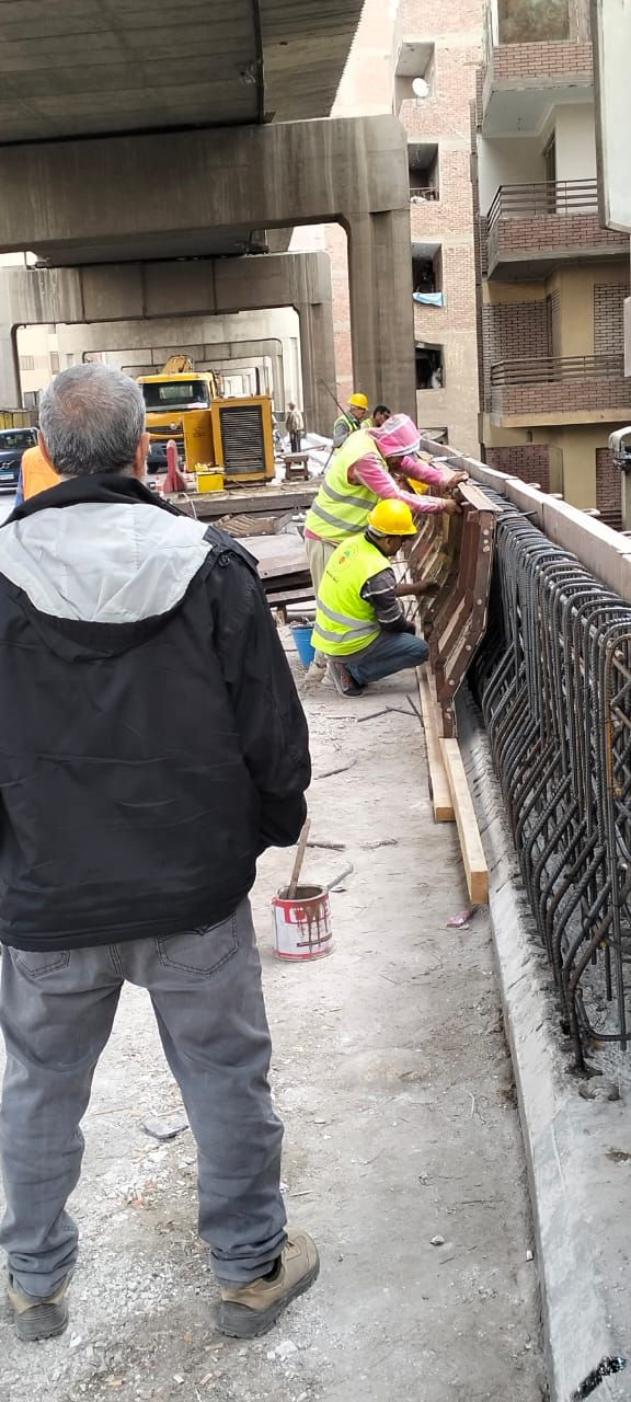 تركيب باكيات مفقودة وحواجز خرسانية بمحورى 26 يوليو وصفط اللبن.. صور