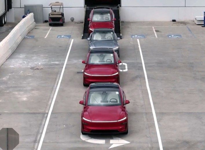 تكنولوجيا: Tesla تبدأ أولى تجارب القيادة الذاتية الكاملة بدون إشراف بإضاءة محيطية متعددة الألوان