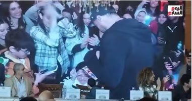 فتاة من ذوى الهمم تبكى لاستجابة أحمد السعدنى لطلبها.. والنجم: أعرفك من 10 سنين