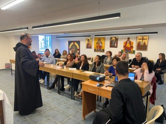 المعهد الفني الأنطوني الدكوانة نظم ندوة عن الالام والصلب ما بين الكلمة والايقونة