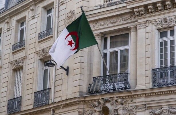 "لوفيغارو": السلطات الجزائرية قررت طرد 12 موظفا من السفارة الفرنسية