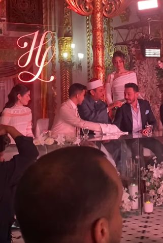 دموع الفرح تسيطر على عقد قران هشام جمال وليلى زاهر .. فيديو وصور