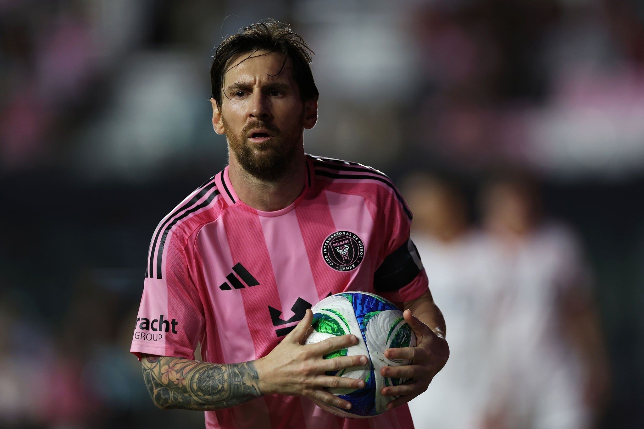 الامارات | يوم غريب على ميسي (فيديو)