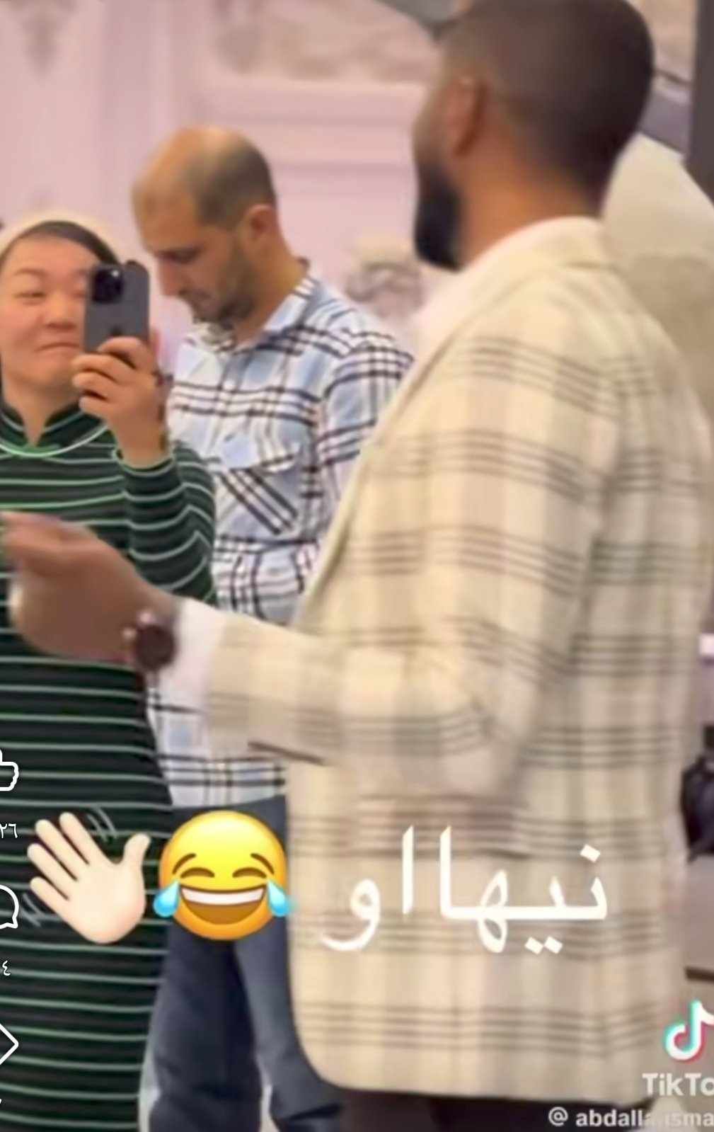 شاهد بالصورة والفيديو.. بعبارة (نيهاو).. الفنان محمد بشير يمازح فتاة صينية حضرت حفله بالقاهرة وتفاعلت بالرقص