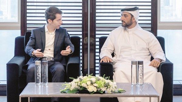 سلطان بن أحمد يستقبل الرئيس التنفيذي للعمليات بـ«كريبتو دوت كوم»