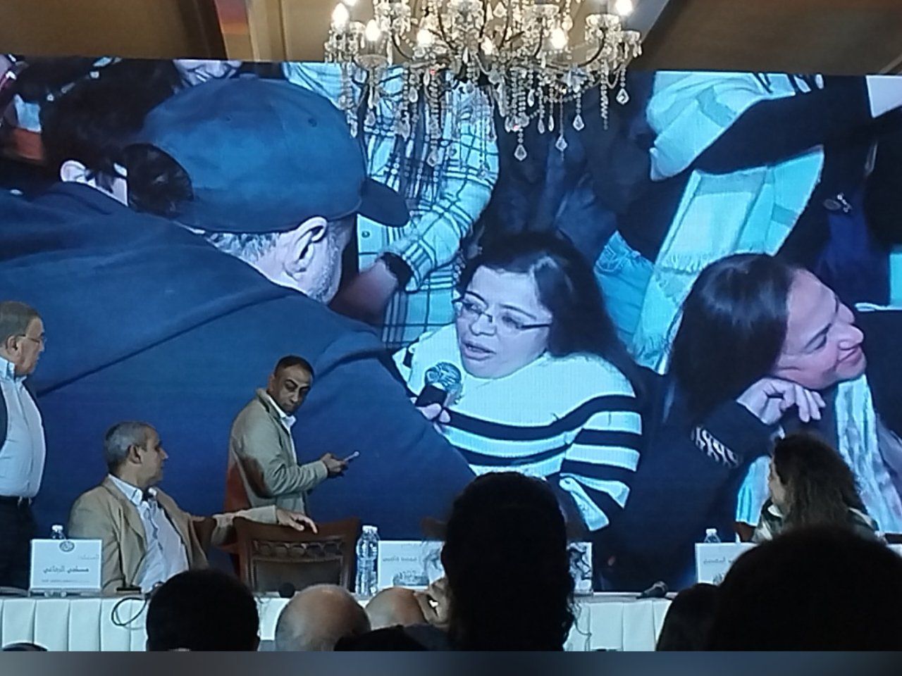 فتاة من ذوى الهمم تبكى لاستجابة أحمد السعدنى لطلبها.. والنجم: أعرفك من 10 سنين