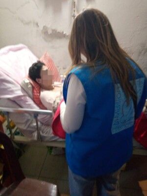 إعلاميون وممثلون ومتطوعون قاموا بمبادرة "ومكملين نحبكن" في إطار الأعياد المباركة