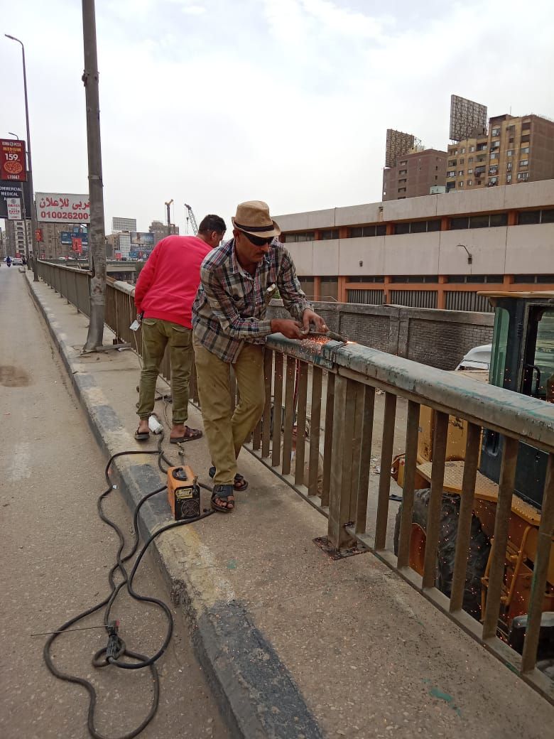 تركيب باكيات مفقودة وحواجز خرسانية بمحورى 26 يوليو وصفط اللبن.. صور