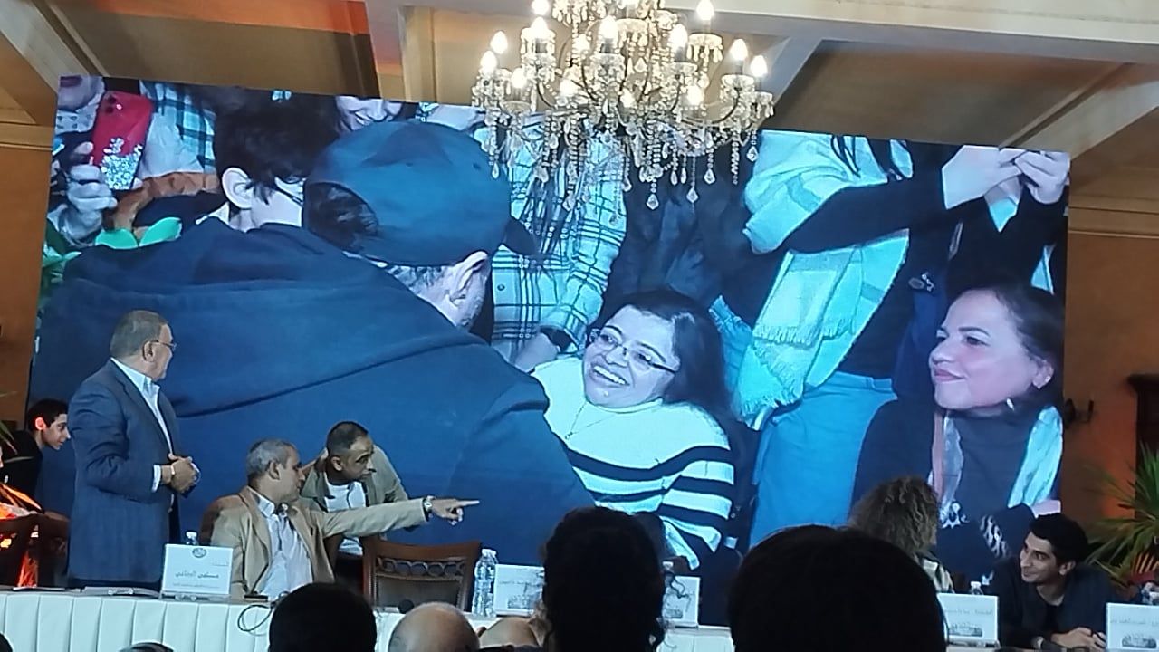 فتاة من ذوى الهمم تبكى لاستجابة أحمد السعدنى لطلبها.. والنجم: أعرفك من 10 سنين