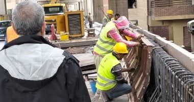 تركيب باكيات مفقودة وحواجز خرسانية بمحورى 26 يوليو وصفط اللبن.. صور