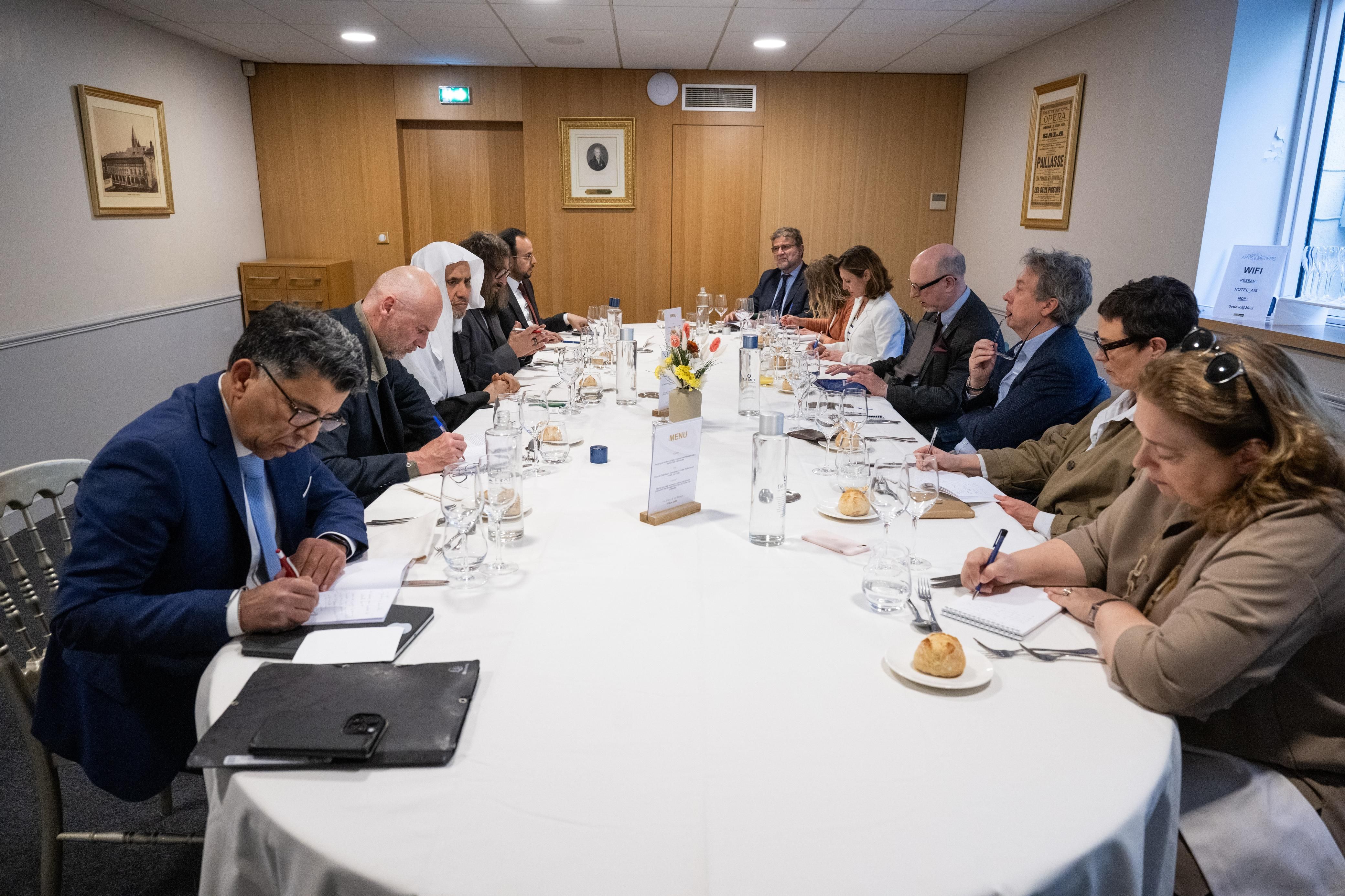 الأمين العام لرابطة العالم الإسلامي يستهِلُّ زيارتَه للجمهورية الفرنسية بجولةٍ في متحف "غزة المنكوبة"