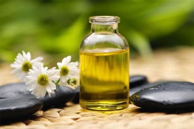 عادة هندية تتحول إلى «تريند».. تحذيرات طبية من استخدام زيت الخروع على السرة