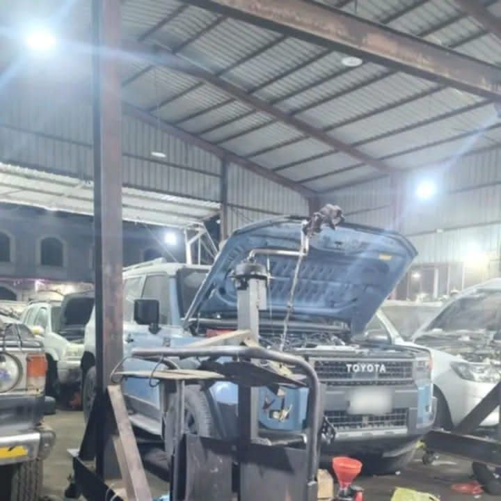 شاهد بالـ"صور" من الوكالة إلى الورشة مباشرة .. بترول الحوثي المغشوش يحيل "برادو 2025" إلى خردة