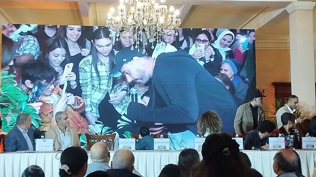 فتاة من ذوى الهمم تبكى لاستجابة أحمد السعدنى لطلبها.. والنجم: أعرفك من 10 سنين