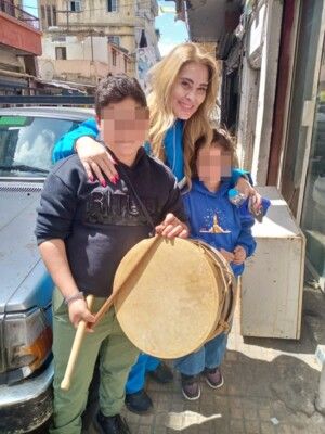 إعلاميون وممثلون ومتطوعون قاموا بمبادرة "ومكملين نحبكن" في إطار الأعياد المباركة