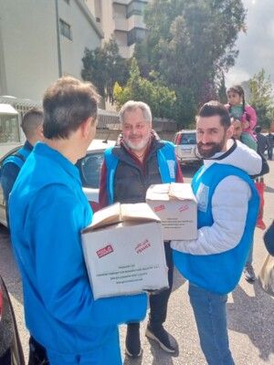 إعلاميون وممثلون ومتطوعون قاموا بمبادرة "ومكملين نحبكن" في إطار الأعياد المباركة