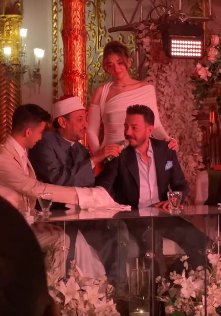 دموع الفرح تسيطر على عقد قران هشام جمال وليلى زاهر .. فيديو وصور