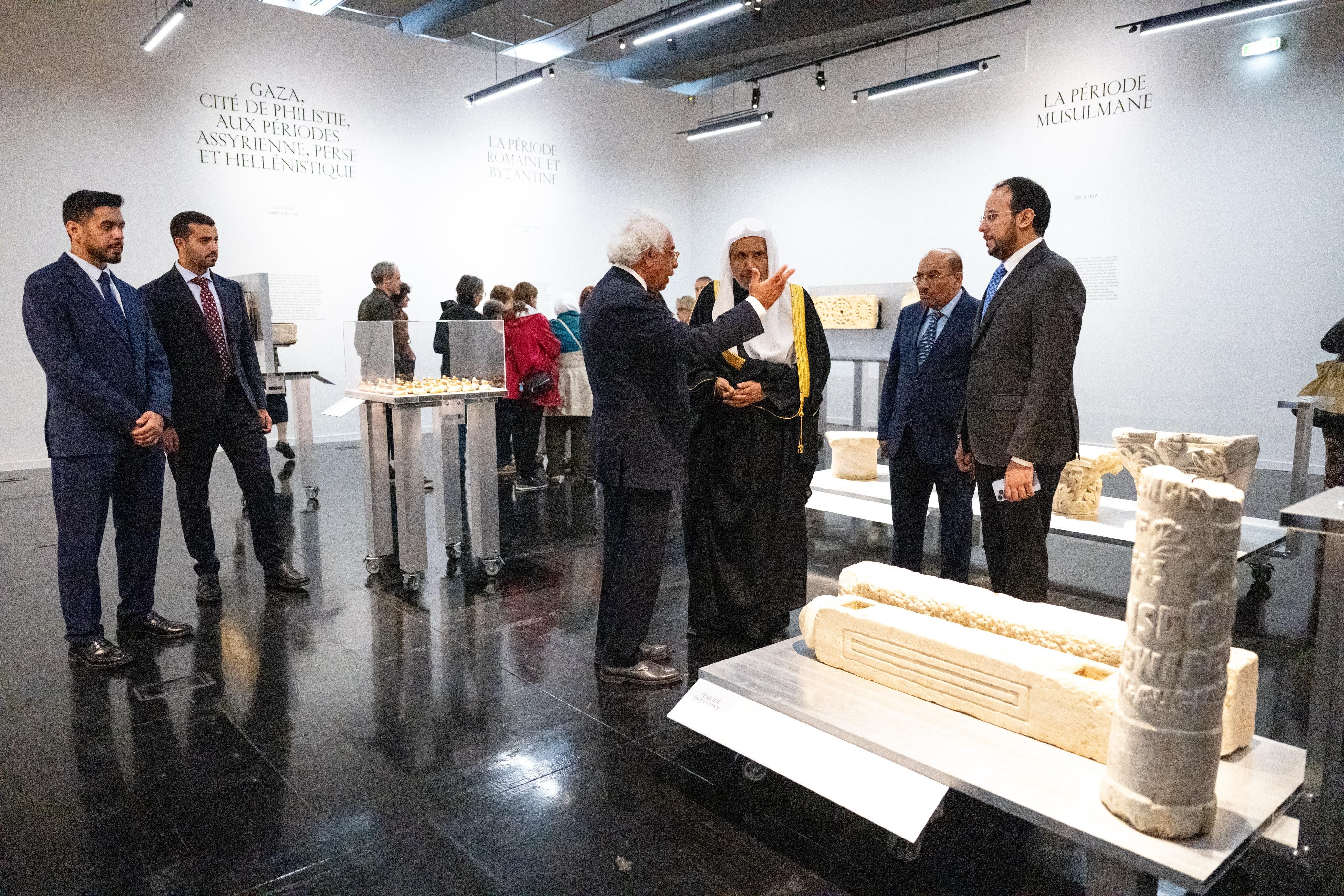 الأمين العام لرابطة العالم الإسلامي يستهِلُّ زيارتَه للجمهورية الفرنسية بجولةٍ في متحف "غزة المنكوبة"