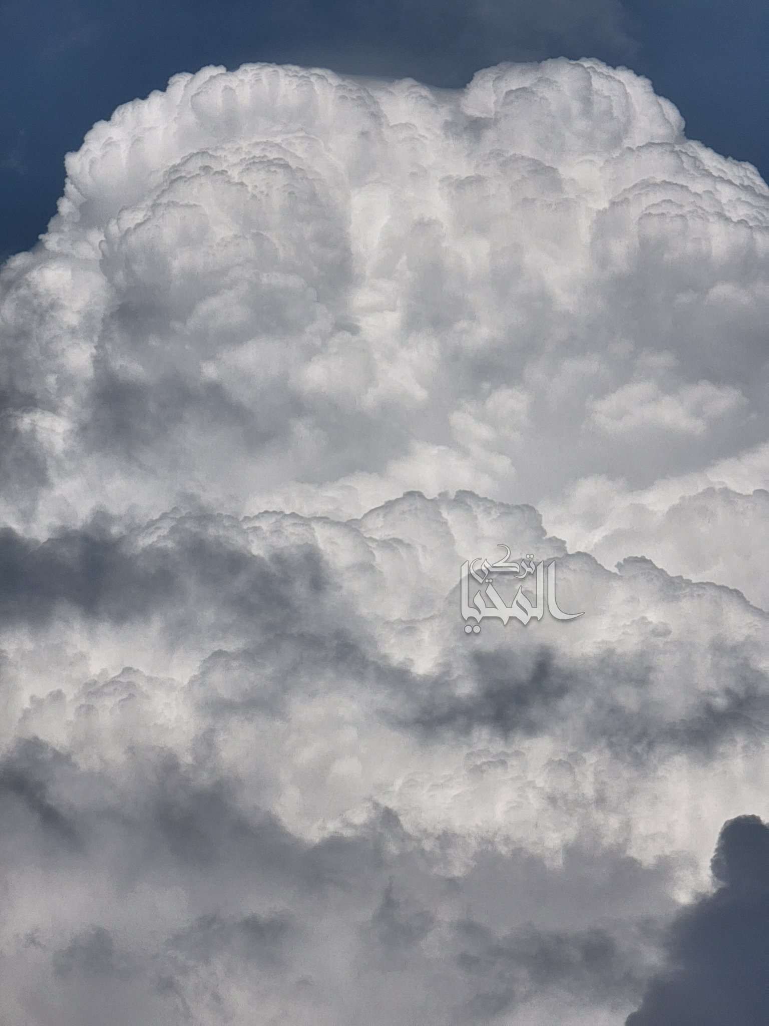 يحدث الان.. مشهد مهيب في سماء صنعاء (صورة)